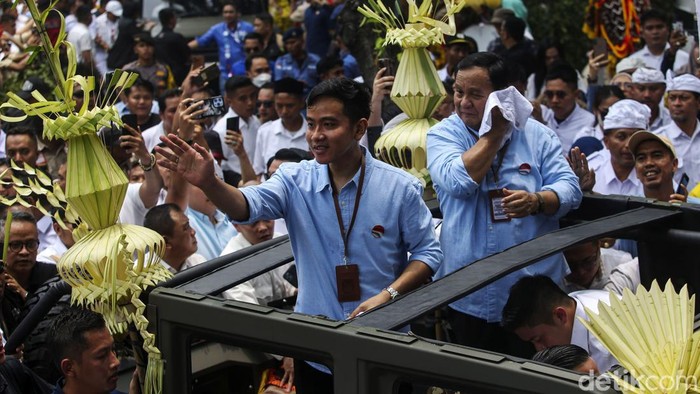 Prabowo Subianto dan Gibran Rakabuming Raka yang menaiki mobil Maung diarak menuju Gedung KPU, Jakarta, Rabu (25/10). Mereka akan mendaftarkan diri sebagai pasangan capres-cawapres.