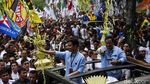 Diarak ke KPU, Prabowo-Gibran Sapa Pendukung dari Atas Maung