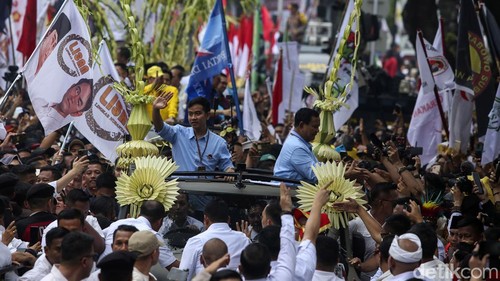 Prabowo Subianto dan Gibran Rakabuming Raka yang menaiki mobil Maung diarak menuju Gedung KPU, Jakarta, Rabu (25/10). Mereka akan mendaftarkan diri sebagai pasangan capres-cawapres.