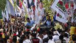 Diarak ke KPU, Prabowo-Gibran Sapa Pendukung dari Atas Maung