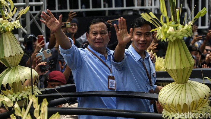 Prabowo Subianto dan Gibran Rakabuming Raka yang menaiki mobil Maung diarak menuju Gedung KPU, Jakarta, Rabu (25/10). Mereka akan mendaftarkan diri sebagai pasangan capres-cawapres.