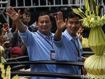Diarak ke KPU, Prabowo-Gibran Sapa Pendukung dari Atas Maung