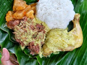 Nasi Liwet Solo Lauk Komplet yang Gurih Mlekoh Ada di Sini!