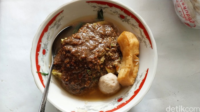 Nikmatnya rujak bakso di Malang