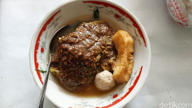 Nikmatnya rujak bakso di Malang