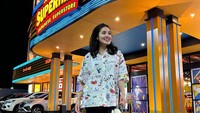 Kalau yang satu ini adalah momen Nindy Ayunda saat mengunjungi kawasan PIK, Jakarta Utara. Ia mampir ke supermarket konsep Jepang. Foto: Instagram @nindayunda