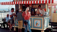 Nindy Ayunda juga kerap liburan ke luar negeri. Ini momennya saat ke Volendam kemudian menikmati es krim. Foto: Instagram @nindayunda