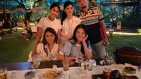Saat kulineran, Nindy Ayunda juga kerap mengajak teman-temannya. Seperti pada momen yang satu ini. Foto: Instagram @nindayunda