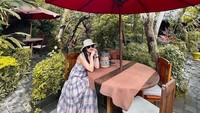 Lewat Instagramnya Nindy Anyunda kerap membagikan momen kuliner seru. Salah satunya momen saat saat nongkrong di kafe outdoor ini. Foto: Instagram @nindayunda