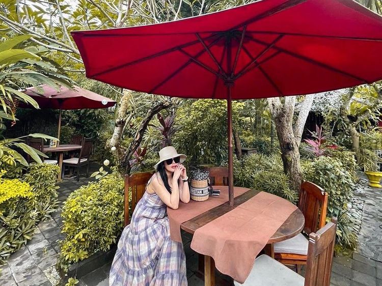 Selalu Tampil Modis, Ini 10 Gaya Nindy Ayunda Saat Ngopi dan Kulineran