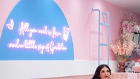 Ini momen Nindy Ayunda saat mengunjungi gerai Ganbatea. Gerainya cantik didominasi dengan warna merah muda. Foto: Instagram @nindayunda