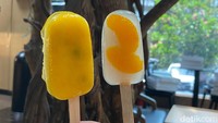 Jangan lupa pesan candy ice di sini. Harganya Rp 20 ribu dengan pilihan beragam rasa, seperti Mandarin Orange dan Mango.  