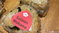 Onigiri Salmon Wakame (Rp 20 ribu) diracik dari nasi, serpihan salmon, dan lembaran wakame jadi satu. 