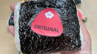 Onigiri Original (Rp 28 ribu) bentuknya paling besar karena isinya juga banyak seperti telur dan beef luncheon.