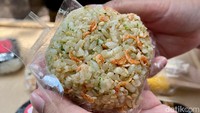 Lalu ada juga Onigiri Toiro (Rp 18.500) yang dipenuhi udang sakura di permukaannya. Udang ini memiliki sedikit rasa manis dan menebar aroma gurih yang harum.