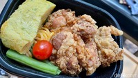 Karaage Tamagoyaki (Rp 28 ribu) berisi potongan karaage, beberapa iris buncis dan tomat ceri, sedikit spaghetti, dan tamago. Oishii!