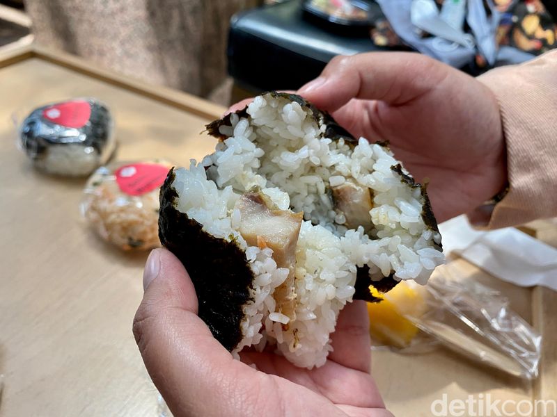 Onigiri Toiro: Onigiri Autentik Jepang Isi Udang Sakura dan Ikan Saba Ada di Sini!