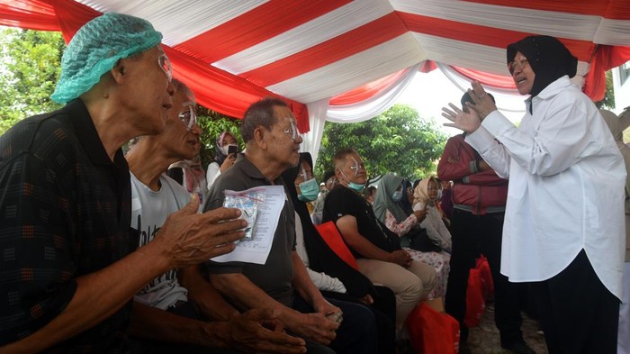 Sejumlah warga mengikuti bakti sosial operasi katarak di Klinik Mata Hasri Ainun Habibie, Kota Bogor, Jawa Barat, Rabu (25/10/2023). Kementerian Sosial bekerja sama dengan Pemerintah Kota Bogor dan Yayasan Pundi Amal Peduli Kasih menyelenggarakan bakti sosial operasi katarak gratis yang diikuti 361 peserta dari wilayah Kota dan Kabupaten Bogor dengan tujuan mengurangi tingkat resiko kebutaan akibat penyakit katarak di Indonesia. ANTARA FOTO/Arif Firmansyah/tom.