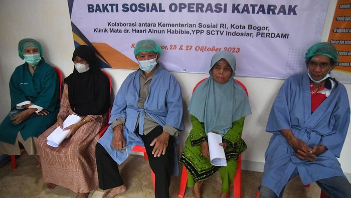 Sejumlah warga mengikuti bakti sosial operasi katarak di Klinik Mata Hasri Ainun Habibie, Kota Bogor, Jawa Barat, Rabu (25/10/2023). Kementerian Sosial bekerja sama dengan Pemerintah Kota Bogor dan Yayasan Pundi Amal Peduli Kasih menyelenggarakan bakti sosial operasi katarak gratis yang diikuti 361 peserta dari wilayah Kota dan Kabupaten Bogor dengan tujuan mengurangi tingkat resiko kebutaan akibat penyakit katarak di Indonesia. ANTARA FOTO/Arif Firmansyah/tom.
