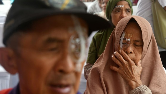 Sejumlah warga mengikuti bakti sosial operasi katarak di Klinik Mata Hasri Ainun Habibie, Kota Bogor, Jawa Barat, Rabu (25/10/2023). Kementerian Sosial bekerja sama dengan Pemerintah Kota Bogor dan Yayasan Pundi Amal Peduli Kasih menyelenggarakan bakti sosial operasi katarak gratis yang diikuti 361 peserta dari wilayah Kota dan Kabupaten Bogor dengan tujuan mengurangi tingkat resiko kebutaan akibat penyakit katarak di Indonesia. ANTARA FOTO/Arif Firmansyah/tom.