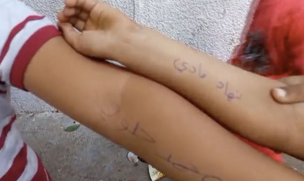 Orang tua di Gaza menuliskan nama anakdi kaki dan tangan anak-anak mereka. Hal ini bertujuan untuk mempermudah identifikasi saat anak meninggal dunia dalam serangan Israel. (Tangkapan Layar Video Reutes)