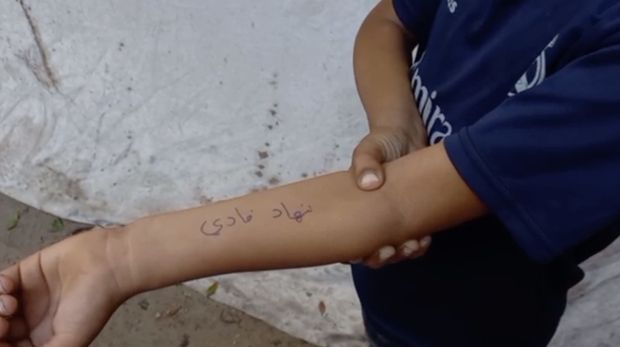 Orang tua di Gaza menuliskan nama anakdi kaki dan tangan anak-anak mereka. Hal ini bertujuan untuk mempermudah identifikasi saat anak meninggal dunia dalam serangan Israel. (Tangkapan Layar Video Reutes)