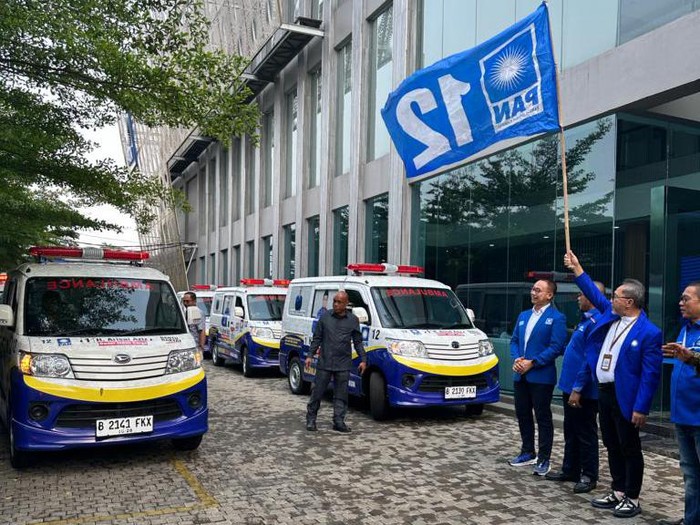 PAN salurkan ambulans untuk Sumbar