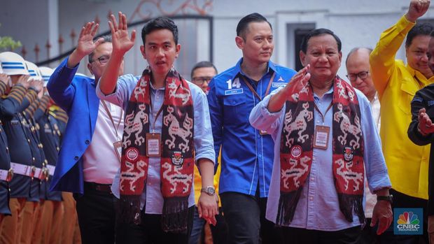 Pasangan bakal capres-cawapres Prabowo Subianto dan Gibran Rakabuming Raka tiba di gedung KPU RI, Jakarta, Rabu (25/10/2023). (CNBC Indonesia/Faisal Rahman)
