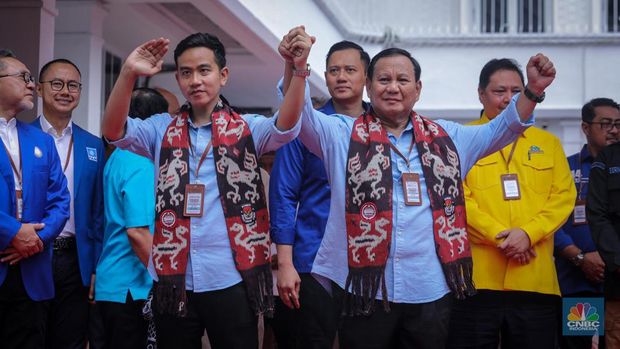 Pasangan bakal capres-cawapres Prabowo Subianto dan Gibran Rakabuming Raka tiba di gedung KPU RI, Jakarta, Rabu (25/10/2023). (CNBC Indonesia/Faisal Rahman)