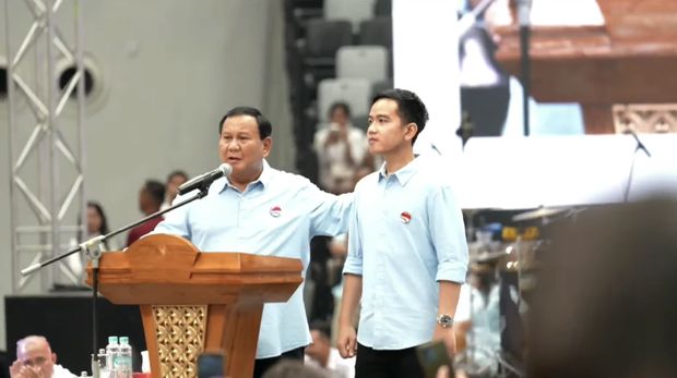 Pasangan calon Prabowo Subianto dan Gibran Rakabuming Raka saat deklarasi di GBK Arena, Jakarta. (Tangkapan Layar Youtube Grindra TV)