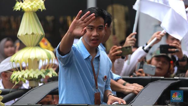 Pasangan calon Prabowo Subianto dan Gibran Rakabuming Raka saat mengikuti kirab budaya arak arakan di kawasan taman Suropati menuju KPU, Jakarta, Rabu (25/10/2023). (CNBC Indonesia/Muhammad Sabki)