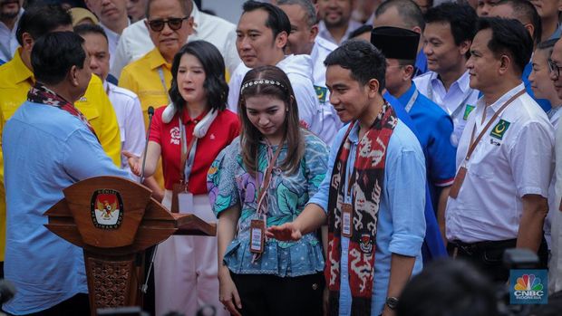 Pasangan Prabowo Subianto dan Gibran Rakabuming Raka meberikan keterangan usai melakukan pendaftaran capres-cawapres di gedung KPU RI, Jakarta, Rabu (25/10/2023). (CNBC Indonesia/Faisal Rahman)
