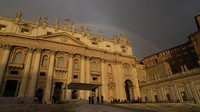 Basilika Santo Petrus merupakan salah satu situs gereja Katolik terbesar yang di dalamnya juga terdapat makam kepausan. Lokasi ini menjadi tempat dimakamkannya Paus Benediktus XVI yang meninggal pada Sabtu (31/12/2022) lalu.