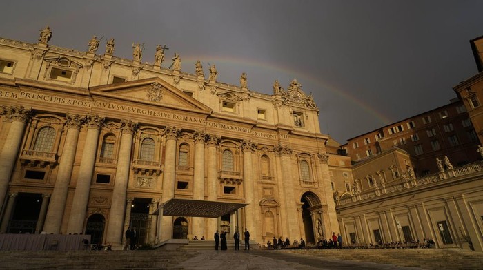Basilika Santo Petrus berada di kota Vatikan, Italy. Gereja terbesar di dunia tersebut menyuguhkan pemandangan indah berselimut pelangi.