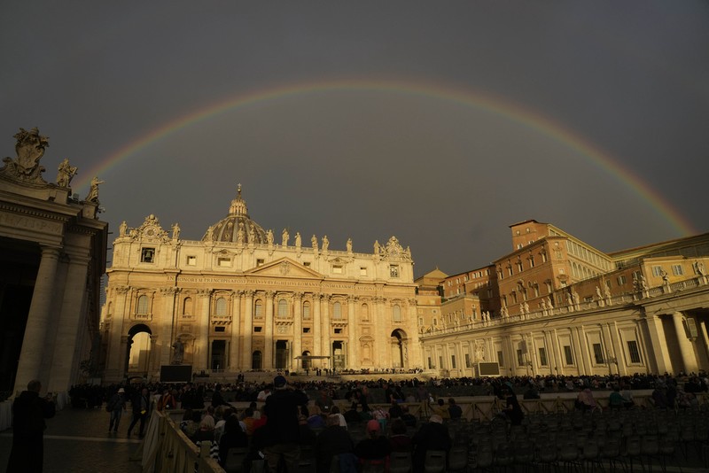 Basilika Santo Petrus berada di kota Vatikan, Italy. Gereja terbesar di dunia tersebut menyuguhkan pemandangan indah berselimut pelangi.