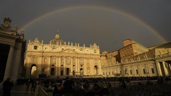 2. Tidak memiliki penjara: Kota Vatikan mungkin satu-satunya negara di Bumi yang tidak memiliki penjara. Negara ini memiliki beberapa sel untuk penahanan praperadilan. Mereka yang dihukum dan dijatuhi hukuman penjara menjalani hukuman di penjara Italia sesuai dengan Perjanjian Lateran. Biaya pemenjaraan ditanggung oleh pemerintah Vatikan. Foto: AP Photo/Gregorio Borgia