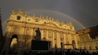 Pelangi menyinari Basilika Santo Petrus di Vatikan, Roma, Italia, Rabu (25/10/2023).