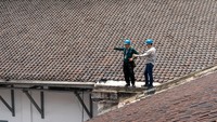 Penampakan tim ahli arsitek Prancis sedang mengamati bangunan Museum Nasional Indonesia dari atap gedung.   Foto: Courtesy of Badan Layanan Umum Museum dan Cagar Budaya (BLU MCB)