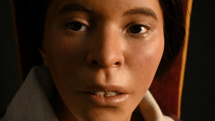 The face, reconstructed using three-dimensional technology, of a girl who was sacrificed over 500 years ago and whose frozen body was discovered in 1995, is pictured at the Catholic University of Santa Maria, in Arequipa, Peru October 24, 2023. REUTERS/Ros Postigo NO RESALES. NO ARCHIVES