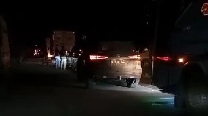Penampakan Jalan Lintas Sumatera mengalami kemacetan