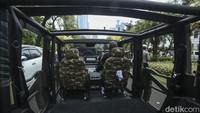 Ranops Maung bisa menampung empat orang personel. Mobil ini memiliki lima pintu yang dapat diakses, yakni empat pintu samping dan satu pintu belakang. Maung tersedia dengan pilihan atap Hard Top, Soft Top dan atap terbuka.  