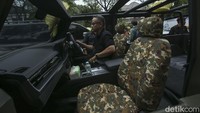 Pindad Maung punya panjang 4.931 mm, lebar 1.640 mm, tinggi 1.820mm, dan jarak sumbu roda 3.090 mm. Maung dibekali velg 17 inchi yang dibalut dengan ban Mud Terrain (MT). Kendaraan ini terlihat sangat gagah dari wujudnya. Di sisi pintu terlihat bagian sisi samping dan atas terbuka.  