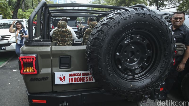 Prabowo-Gibran menuju KPU menggunakan mobil Maung buatan PT Pindad. Mobil offroad dengan atap terbuka itu membawa Prabowo-Gibran dari Taman Suropati sampai dengan kantor KPU.