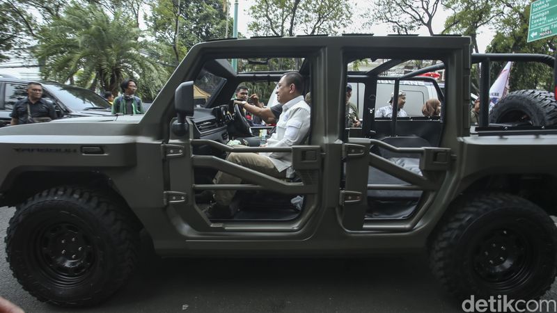 Prabowo-Gibran menuju KPU menggunakan mobil Maung buatan PT Pindad. Mobil offroad dengan atap terbuka itu membawa Prabowo-Gibran dari Taman Suropati sampai dengan kantor KPU.