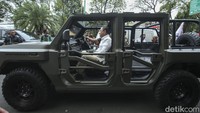 Prabowo-Gibran menuju KPU menggunakan mobil Maung buatan PT Pindad. Mobil offroad dengan atap terbuka itu membawa Prabowo-Gibran dari Taman Suropati sampai dengan kantor KPU.  