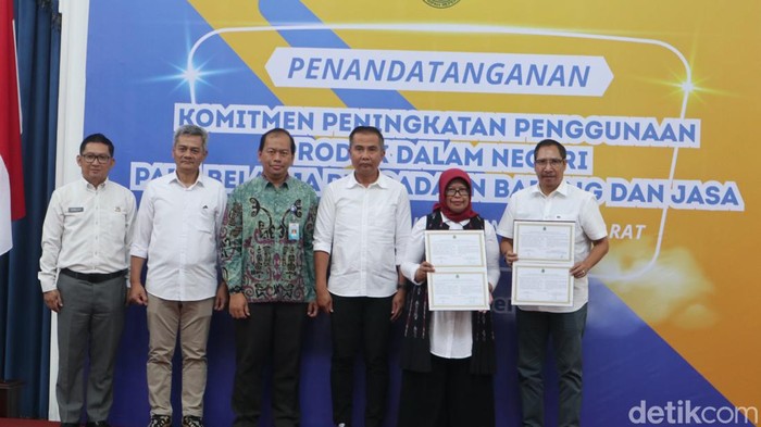 Penandatanganan komitmen P3DN di Aula Barat Gedung Sate, Bandung, Rabu (25/10/2023).