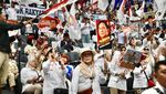 Pendukung Penuhi Deklarasi Prabowo-Gibran di Indonesia Arena