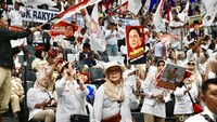 Mereka hadir dengan membawa poster bergambar Prabowo dan Gibran.  