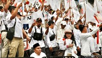 Bendera partai politik pengusung Prabowo-Gibran juga menghiasi lokasi deklarasi.  