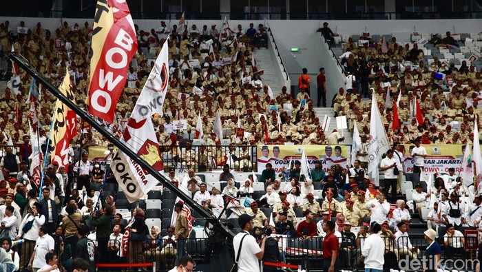 Sejumlah pendukung bacapres dan bacawapres Prabowo-Gibran menghadiri acara deklarasi yang digelar di Indonesia Arena, Jakarta, Rabu (25/10/2023). Para pendukung mulai berdatangan sejak pukul 06.25 WIB.